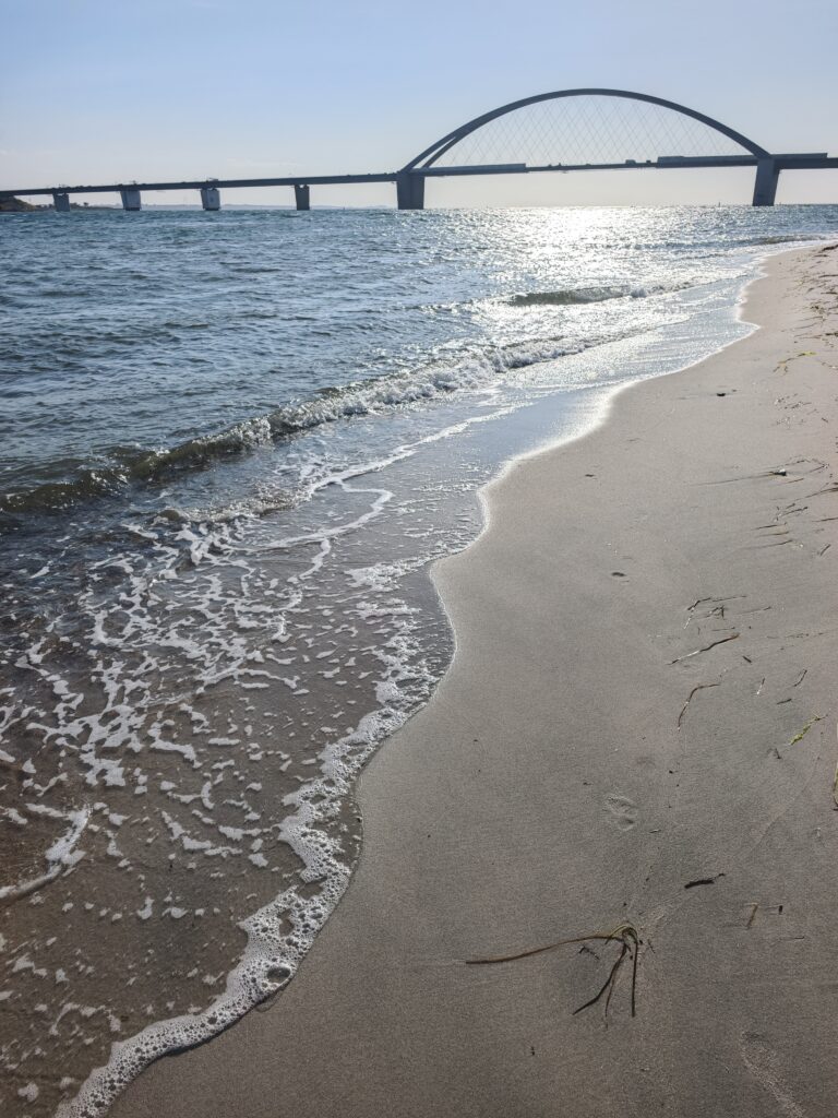 Fehmarnsundbrücke Fotospot mit Sandstrand - in Fehmarnsund auf der Insel Fehmarn
