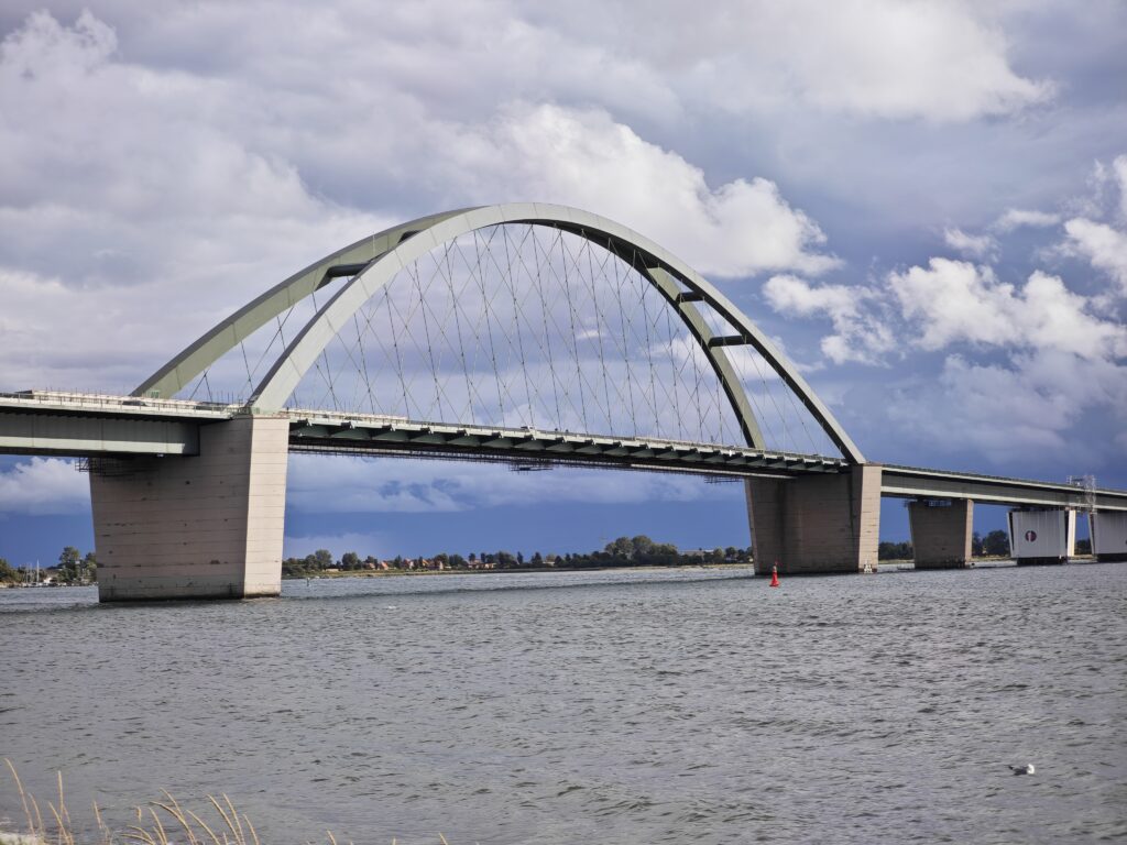 Die Fehmarnsundbrücke wird auch Kleiderbügel genannt - und ist die bekannteste Netzwerkbogenbrücke Deutschlands