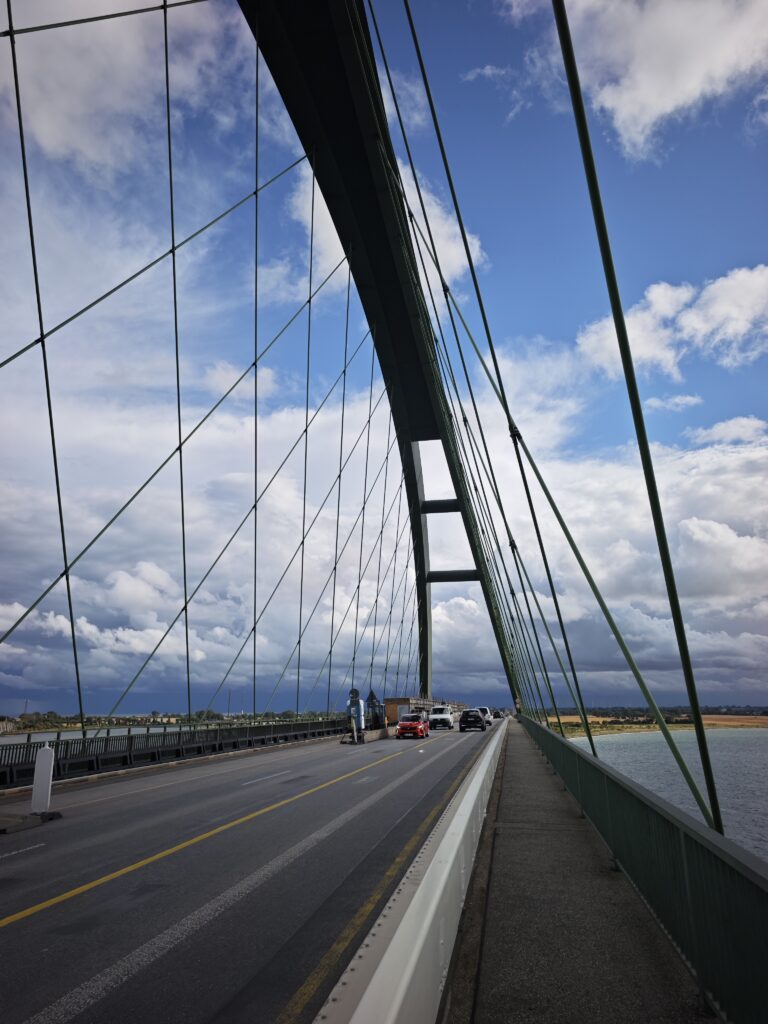 Das ist die bekannte Netzwerkbogenbrücke nach Fehmarn