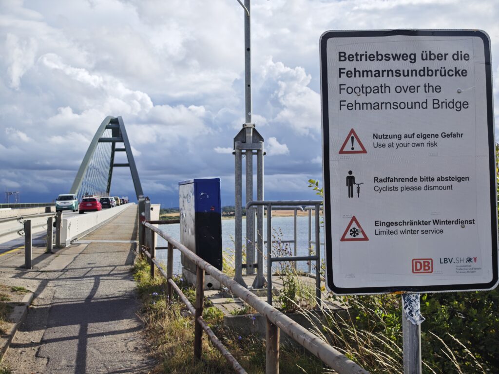 Über die Fehmarnsundbrücke radfahren? - Offiziell darf man das Fahrrad über die Brücke schieben